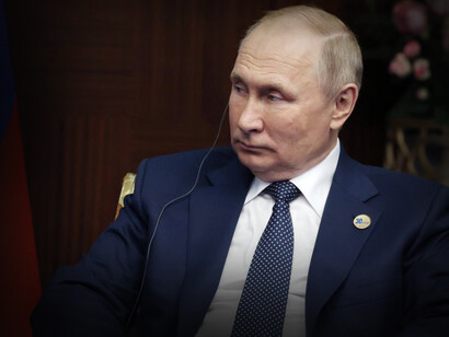 Vladímir Putin es un abogado y político ruso, líder de facto del partido político Rusia Unida. Actualmente se desempeña como presidente de Rusia