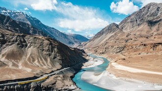 Dos rios de montaña que confluyen en el norte de la India; el Zanskar azul y el Indus rojo 