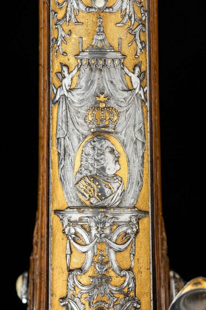 Steinschlossbüchse (Detail des Laufes mit Porträtmedaillon König Augusts III. von Polen). Mit freundlicher Genehmigung des Albertinum Museums