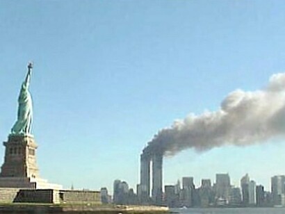 Vista do WTC em chamas e a Estátua da Liberdade, Nova Iorque, EUA