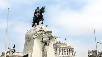 Estatua en honor al General José de San Martín en el centro de Lima, Perú