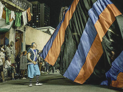 El carnaval uruguayo consta de diversos personajes y roles. Aquí, un portabanderas en las Llamadas, el encargado de llevar las banderas de la agrupación