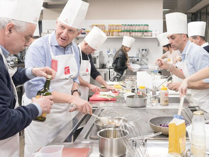 Il cibo stimola la capacità di lavorare in squadra mentre si cucina insieme