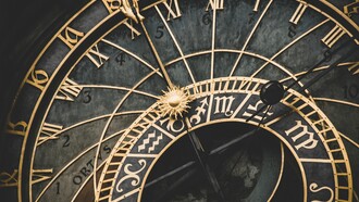 Na «Física», Aristóteles define o tempo como o número (a medida) do movimento segundo o antes e o depois