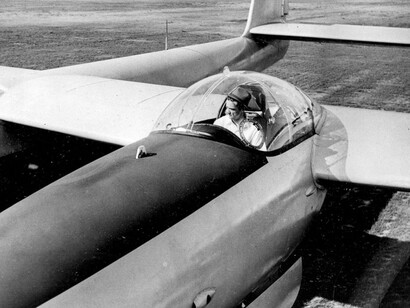 Howard Hughes en la cabina de su avión XF-11, construido en conjunto con las Fuerzas Aéreas del Ejército de EE. UU. y diseñado especialmente para trabajos de reconocimiento fotográfico