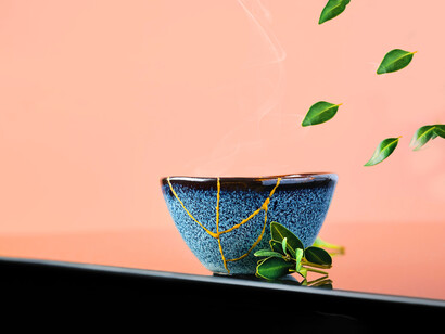 El kintsugi enseña que las heridas no deben ocultarse, sino resaltarse como parte esencial de la belleza y la historia de cada objeto