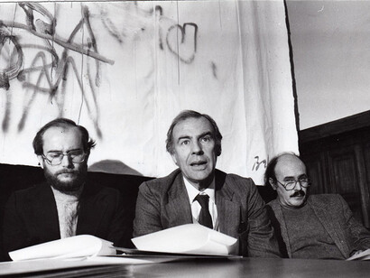 Lavandero fue elegido senador en 1990 con la vuelta a la democracia por la 15 circunscripción electoral de la Araucanía, siendo reelegido en 1998 por un nuevo período de 8 años