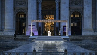Il momento di preghiera del Papa lo scorso venerdì 27 marzo in cui il peso della tradizione bimillenaria della chiesa cattolica ha camminato mano nella mano con la contemporaneità