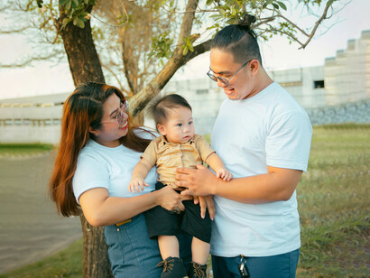 A través de una perspectiva evolutiva, los celos pueden entenderse como una respuesta adaptativa para asegurar la inversión parental