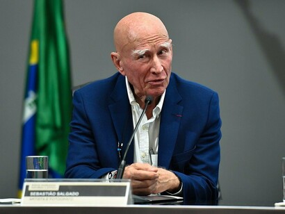 O encontro internacional realizado em Brasília colocou em pauta a relação entre os direitos dos povos indígenas, a preservação dos territórios e a justiça ambiental. Esses temas também atravessam a produção de Sebastião Salgado, que dedicou parte de seu trabalho ao registro de comunidades tradicionais e de ambientes naturais ameaçados pelas transformações provocadas pela atividade humana