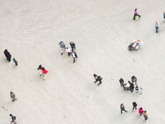 Persone. Pensiamo a noi, e pensiamo di essere “il” mondo quando non ne siamo che una piccola parte