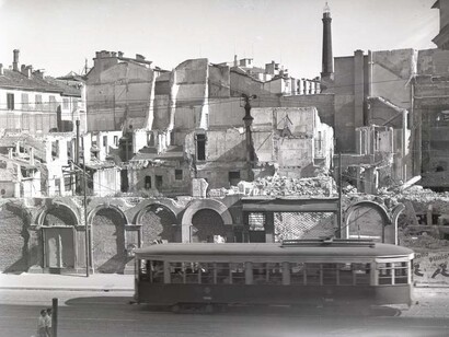 Un tram transita davanti agli edifici danneggiati dai bombardamenti del 1943, in corso Vittorio Emanuele II a Milano, in via di demolizione, agosto 1949 © Archivio Publifoto Intesa Sanpaolo
