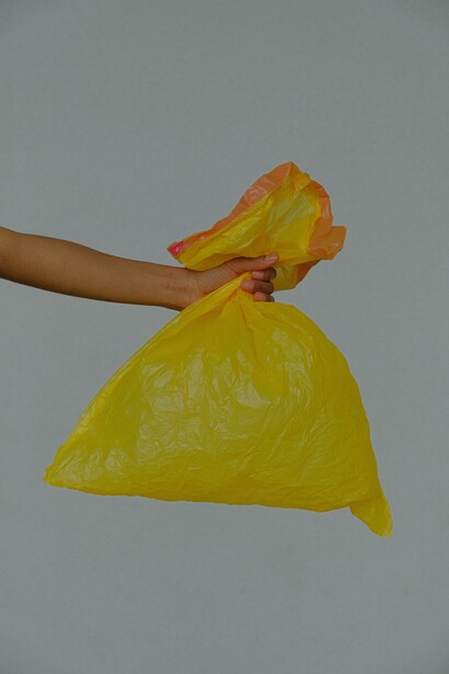 A reciclagem transforma resíduos em recursos, reduzindo a necessidade de extração desenfreada de matérias-primas