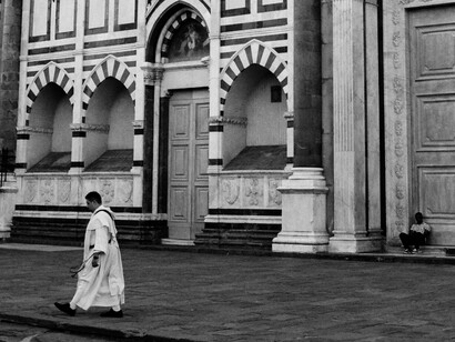 Às 10:00 da manhã o grito do sacerdote dizendo Glória ecoa e os sinos começam