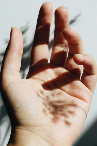 Au lever du soleil, une nouvelle réalité émerge : le monde se reconstruit, les potentialités se déploient, et l’instant devient le point de départ d’un devenir inédit