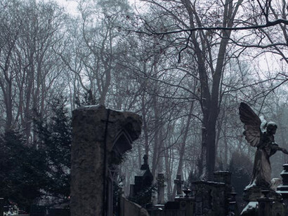 Tiempo gris en el cementerio