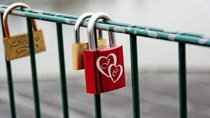 Prometer es renunciar de alguna manera a la posibilidad de crear la realidad, mientras que proyectar es asumir el protagonismo de dicha tarea