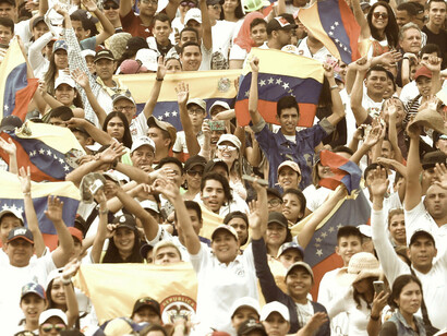 Asistentes al concierto promovido por Richard Branson y otros en la frontera colombiana con Venezuela