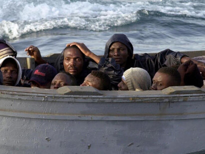 Decenas de familias atraviesan el Mediterráneo para intentar alcanzar Europa