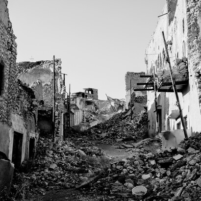 La storia dimostra che l'uomo continua a ripetere gli stessi errori, incapace di prevedere le conseguenze della violenza che egli stesso alimenta