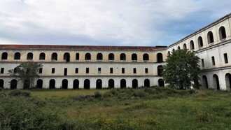 La Caserma Principe Amedeo, ex Cesare Battisti, è un complesso borbonico settecentesco ad opera dell'ingegno di Luigi Vanvitelli e Ferdinando Fuga, Nola (NA)