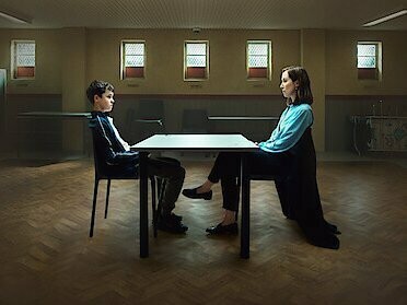 Cena da série Adolescência. Por meio da observação as pessoas aprendem inúmeros comportamentos, inclusive os agressivos. As três fontes de informação mais importantes para a aquisição de comportamentos por meio da observação são: família, contexto em que vivemos e mídias (internet, jogos, TV e etc.)