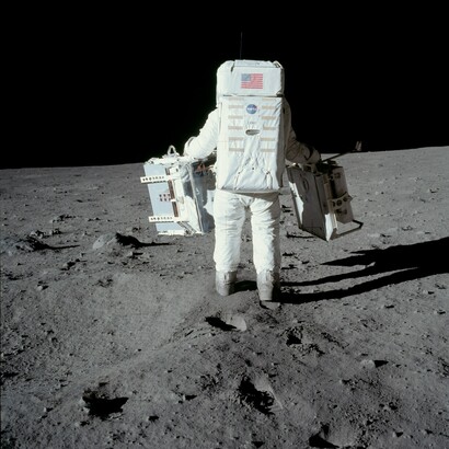 Apollo 11. Aldrin trasporta il pacco strumenti. Courtesy of NASA