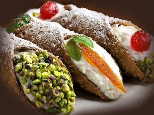 Una leggenda narra che le concubine dell'harem degli emiri saraceni di Caltanissetta furono le inventrici della ricetta del cannolo