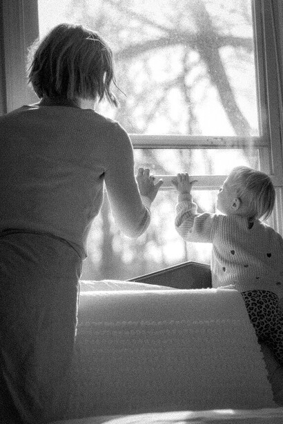 En la infancia, los gestos sencillos de amor se vuelven cimientos invisibles: una risa compartida, un juego, una caricia que enseña sin palabras