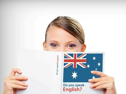 Chica con un curso para aprender inglés