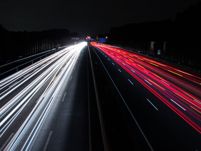 Autostrada di notte, il dinamismo degli autoveicoli in corsa