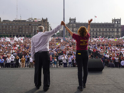 AMLO saluda a los asistentes a la celebración de su cuarto año de gobierno