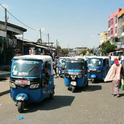 I “bagiagh”, mezzi di trasporto di colore blu, tipici di Addis Addeba, Etiopia, Africa