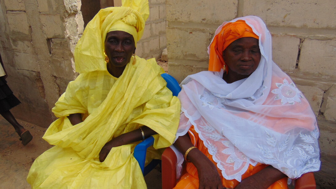 Dakar, Senegal. Mujeres en las calles del barrio de Sicap Mbao