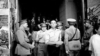 Imagen de Miguel Hernández en la puerta del Ayuntamiento de Valencia en julio de 1937