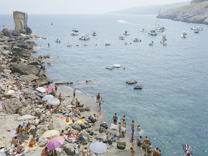 Massimo Vitali, Porto Miggiano, 2014, C-Print, Courtesy of the artist and Benrubi Gallery, Exhibitor : Benrubi Gallery