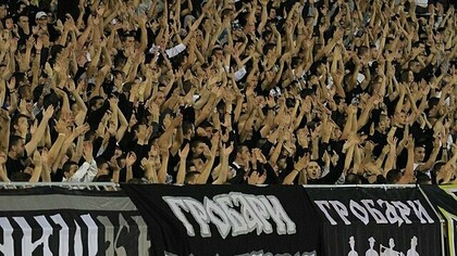 Il Tifo dei Partizan durante una partita. Oggi, lo spettacolo in campo non replica quello dei campioni d’Europa e il derby di Belgrado rimane tutt’ora una partita che si “gioca” più sugli spalti che sul prato d’erba