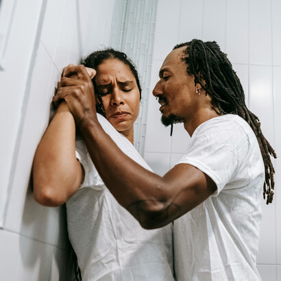 A violência contra a mulher não é apenas uma questão individual; é uma ferida que sangra em toda a sociedade