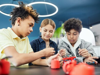 Alunos construindo robôs