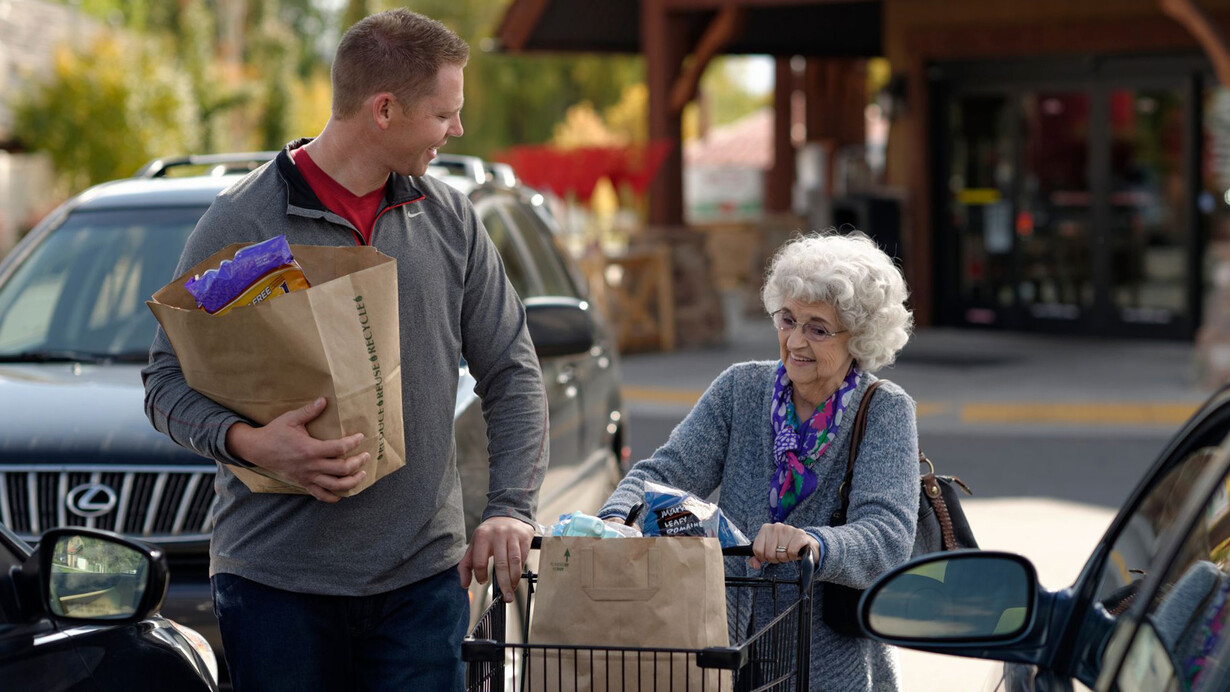 Una de las críticas que se hacen a la urbanidad es que distingue a la gente pues manda que se le dé trato también distinto