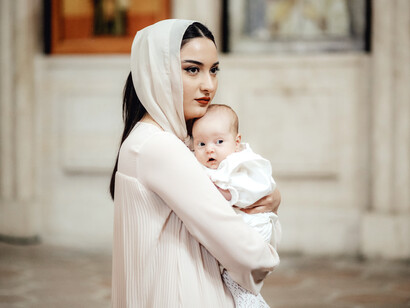 Una madre coge a su bebé en brazos: a otra vez el viento sopló a una mujer tan lejos que la encontraron en la panza de su madre