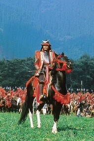 Una scena del film "Ran" di Akira Kurosawa. Una guerra antica come il mondo