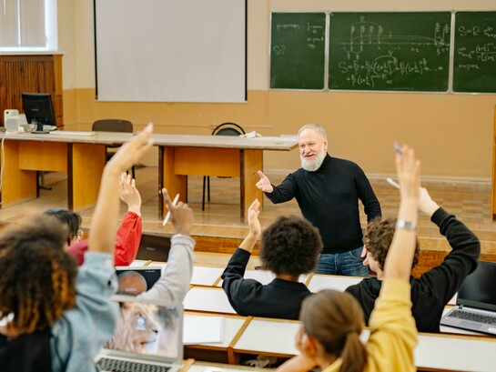 O modelo da Escola Inclusiva, consagrado pelo Decreto-Lei 54/2018, é um marco civilizacional inquestionável e humanamente necessário. A ideia de que nenhum aluno deve ser deixado para trás e de que a escola se deve adaptar à criança, e não o contrário, é nobre, na teoria… No entanto, a sua aplicação prática recai quase exclusivamente sobre os ombros dos docentes, muitas vezes sem os recursos humanos e logísticos prometidos. Num sistema onde as turmas continuam a ser numerosas, o professor vê-se perante o desafio hercúleo de desenhar percursos de aprendizagem distintos para uma única turma