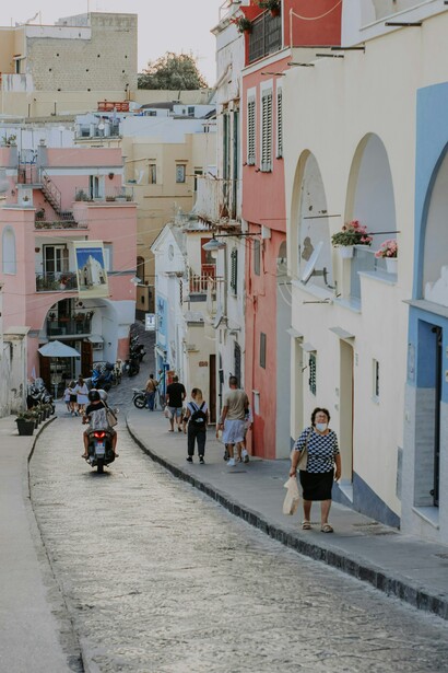 Procida, Italia. Il culto delle capuzzelle e dei quadrilli: tra tradizione, superstizione e memoria storica