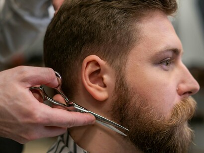 Barbeiro apara a barba de seu cliente. Gradualmente, a palavra passou a ser usada para se referir a que consideravam como “pessoas não civilizadas”. Os persas, frequentemente representados com barbas elaboradas, converteram-se no principal arquétipo do "outro" bárbaro, sendo  aqueles que se contrapunham ao ideal grego de civilidade
