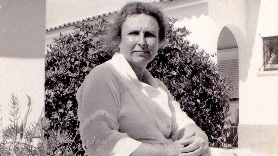 Agustina Bessa-Luís revela-se como uma figura literária ímpar, combinando erudição e humanidade, proporcionando uma visão rica e intimista sobre o universo das letras portuguesas