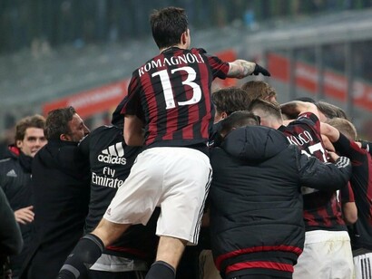 I giocatori del Milan esultano dopo il primo gol