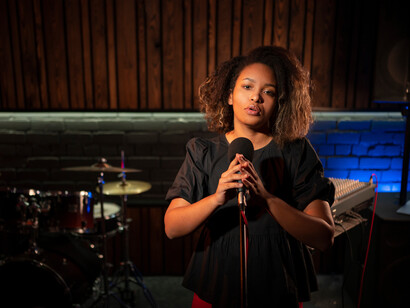 Cantora gospel. A letra começa com “Fazemos campanhas para nós mesmos” e para quem não frequenta igrejas evangélicas ou não conhece, as chamadas Campanhas são práticas muito comuns dentro deste ambiente