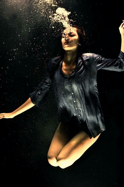 Donna in apnea sott' acqua : quando non riesci a respirare la tua schiena la zona dorsale tra le scapole è ricurva