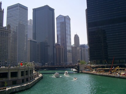In Batman Begins (2005), Christopher Nolan trasforma l'architettura urbana di Chicago in una delle principali fonti d'ispirazione per Gotham City, sfruttandone i grattacieli, i viadotti e gli spazi sotterranei